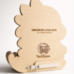 Veilleuse enfant en bois T-rex Dinosaure vue de dos avec gravure personnalisée pour chambre bébé