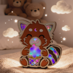 Veilleuse panda roux allumée installée dans chambre d’enfant