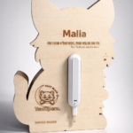 Veilleuse enfant en bois Lynx vue de dos avec gravure personnalisée pour chambre bébé