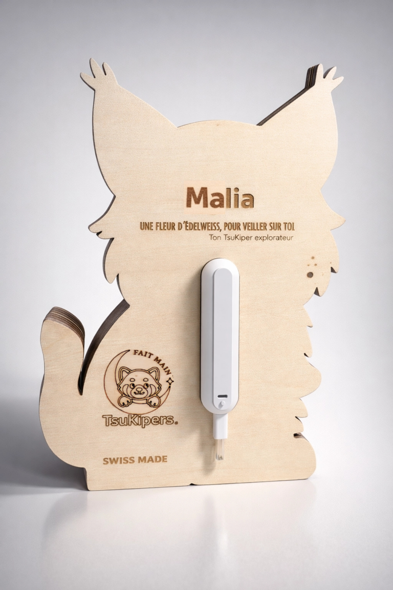 Veilleuse enfant en bois Lynx vue de dos avec gravure personnalisée pour chambre bébé