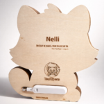 Veilleuse enfant en bois Raton laveur vue de dos avec gravure personnalisée pour chambre bébé